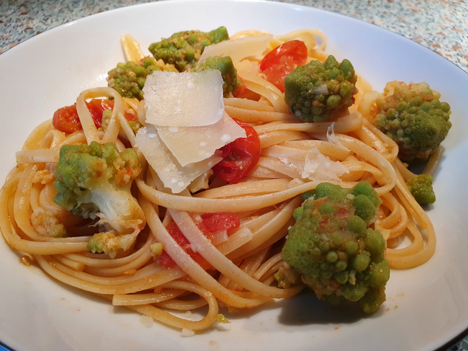 Pasta mit Romanesco und Cherry-Tomaten